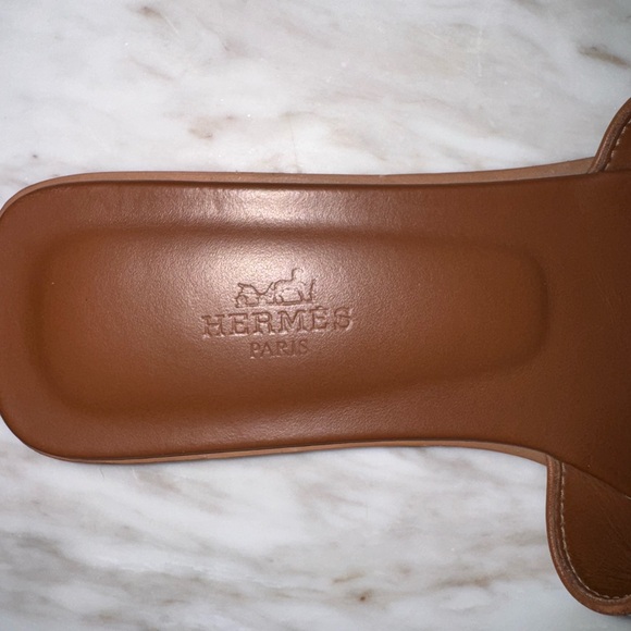 Hermes Oran Sandals Gold - Picture 3 of 3